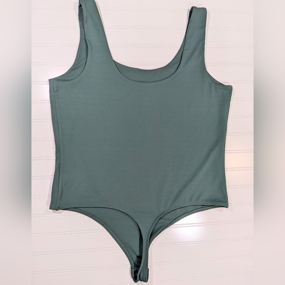 🌿 Express Moss Green Body Contour Scoop Neck Bodysuit - Picture 2 of 4